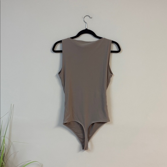 Abercrombie & Fitch Sculpt Matte Seamless Slash Scoop-Back Bodysuit size M - Picture 3 of 5